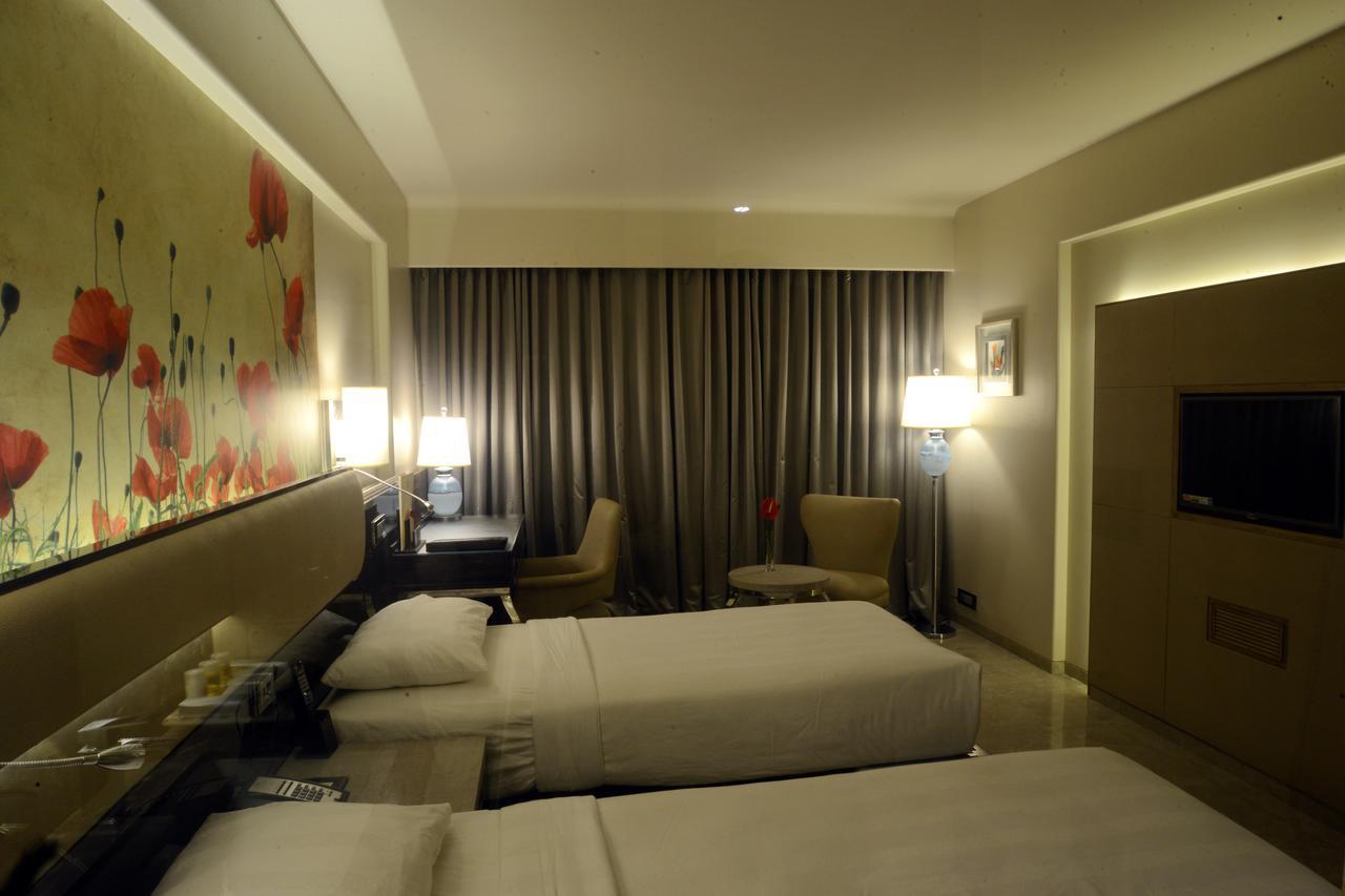 Sai Palace Grand, Malad Мумбай Екстериор снимка