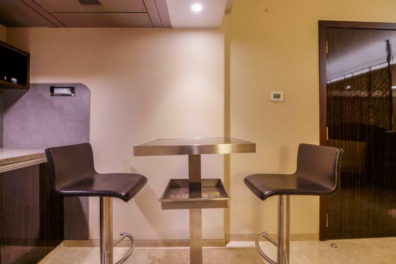 Sai Palace Grand, Malad Мумбай Екстериор снимка