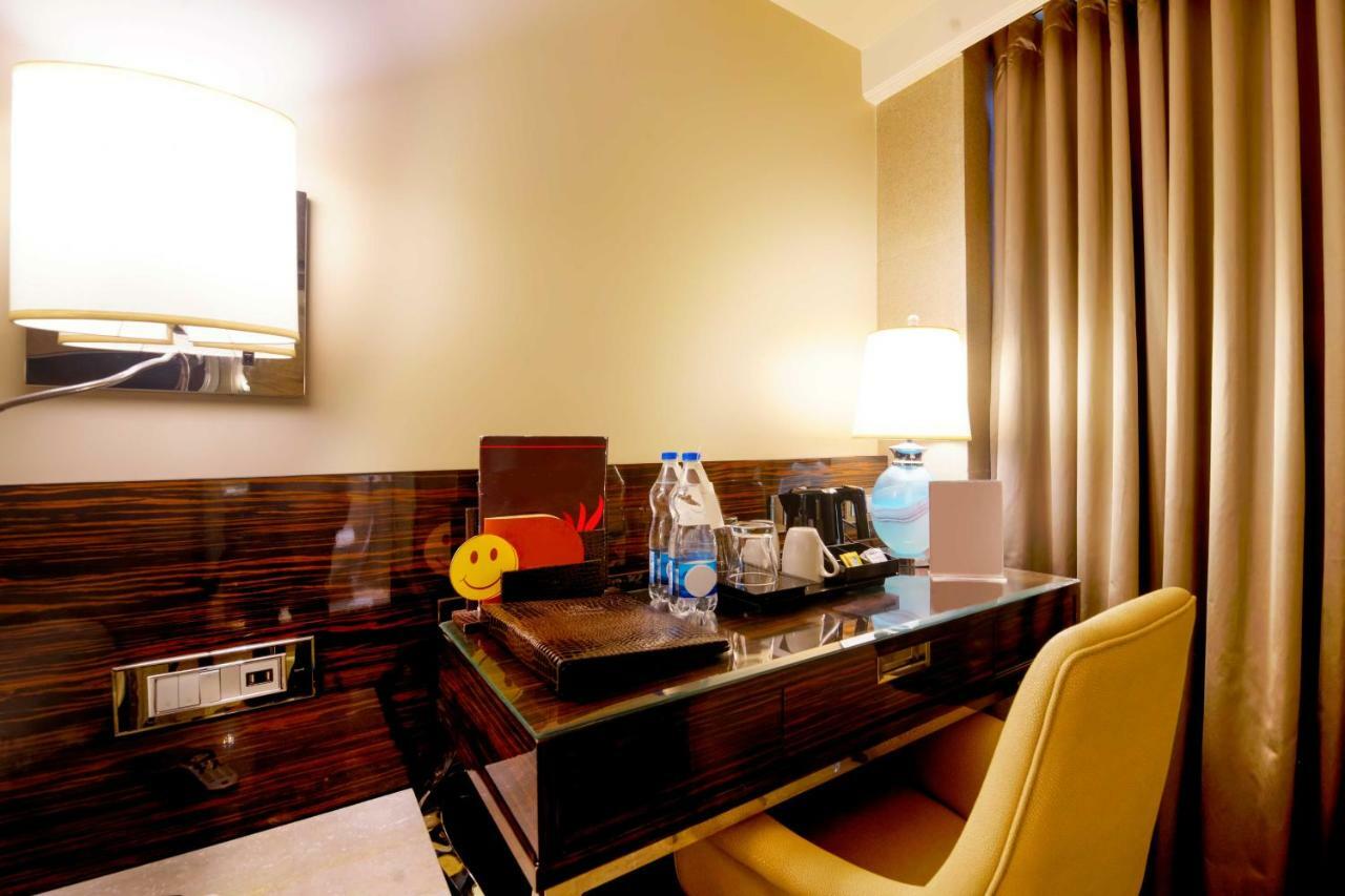 Sai Palace Grand, Malad Мумбай Екстериор снимка
