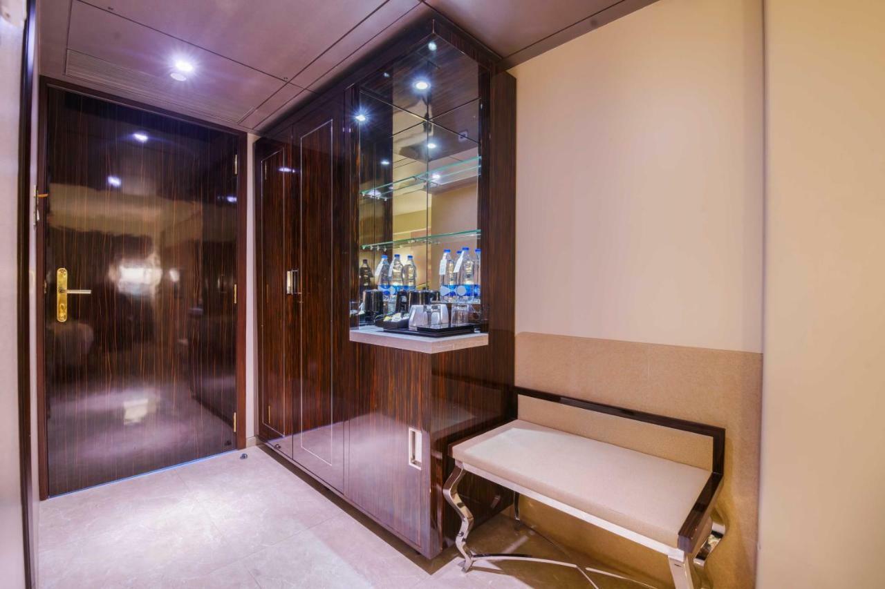 Sai Palace Grand, Malad Мумбай Екстериор снимка